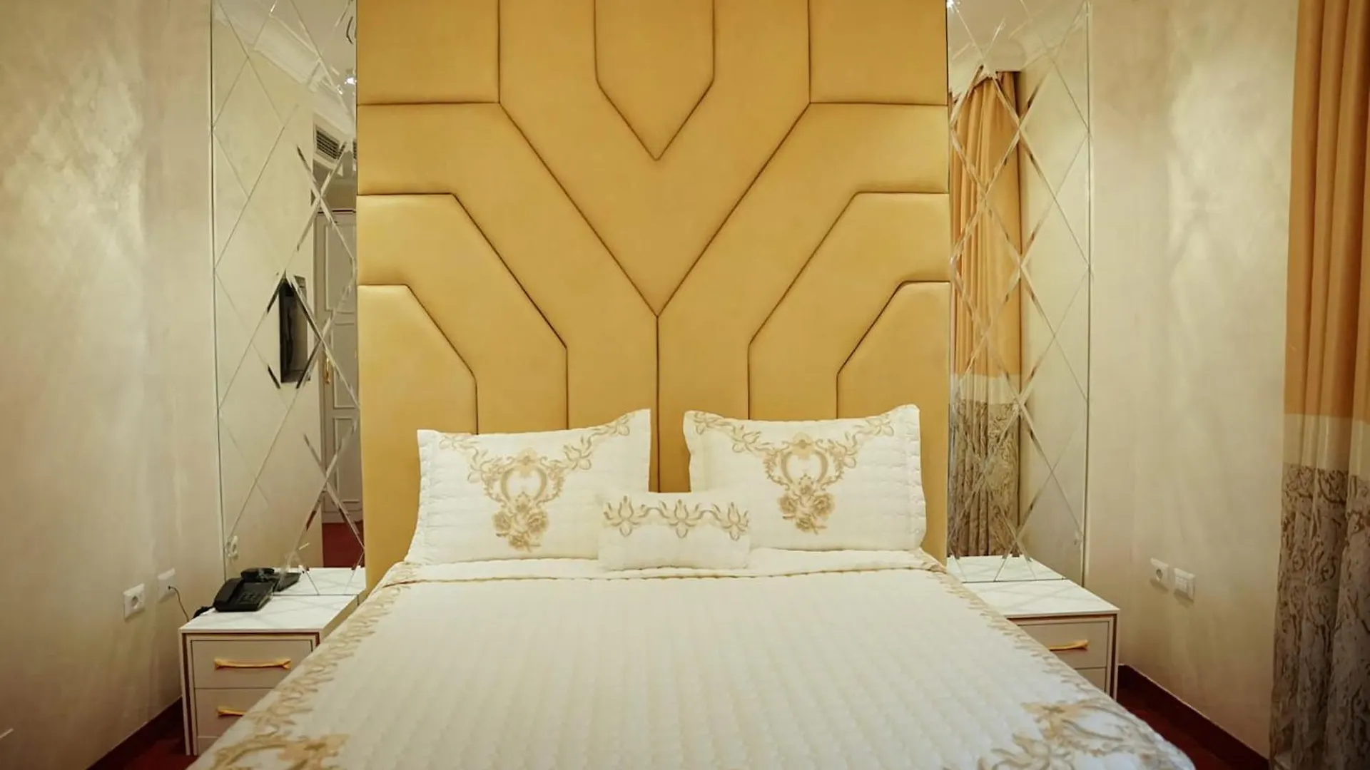Hotel Eiffel Yrsheku Albania