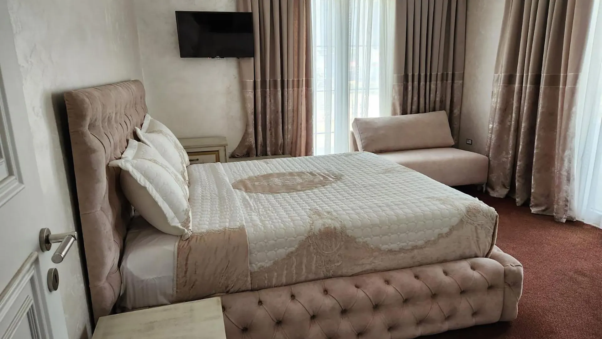 Hotel Eiffel Yrsheku Albania