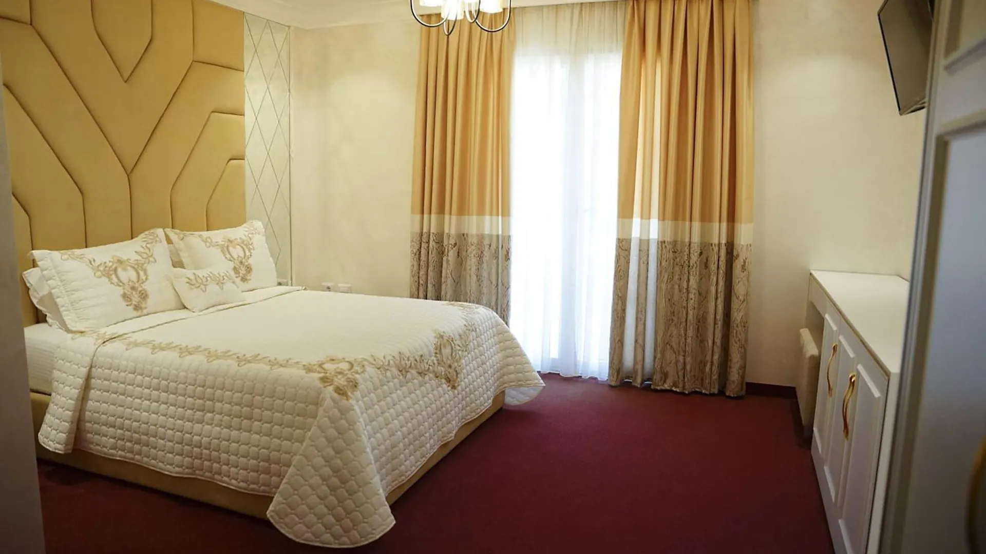 ****  Hotel Eiffel Yrsheku Albania